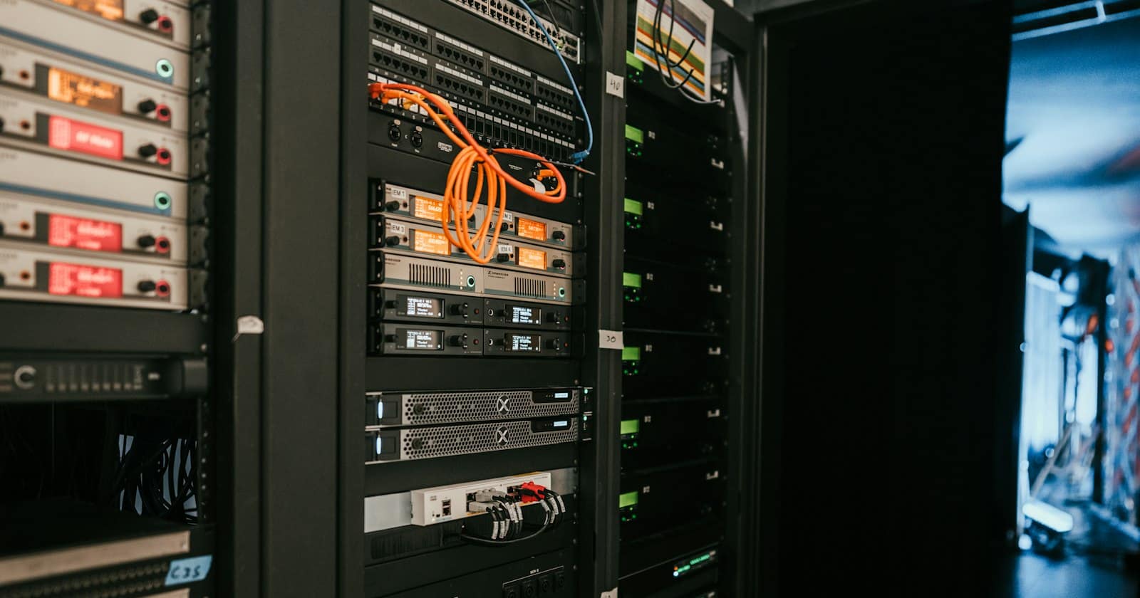 Reihen beleuchteter Serverschränke entlang eines Gangs im Rechenzentrum