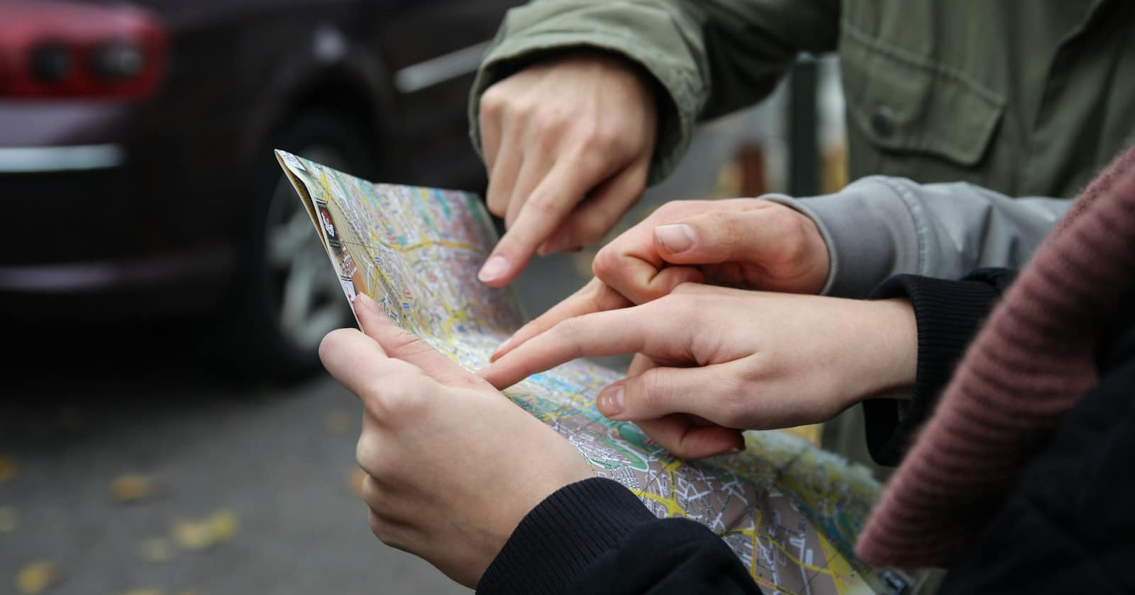 Ein Telefon zeigt beim Gehen eine Karte in der Navigation