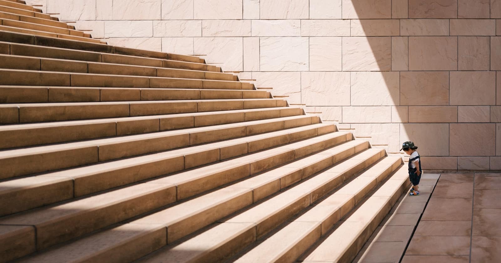 Eine aufsteigende Steintreppe