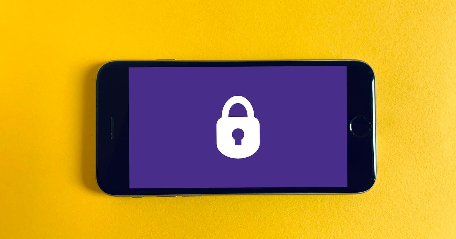 Ein Telefon wird per Fingerabdruck entsperrt